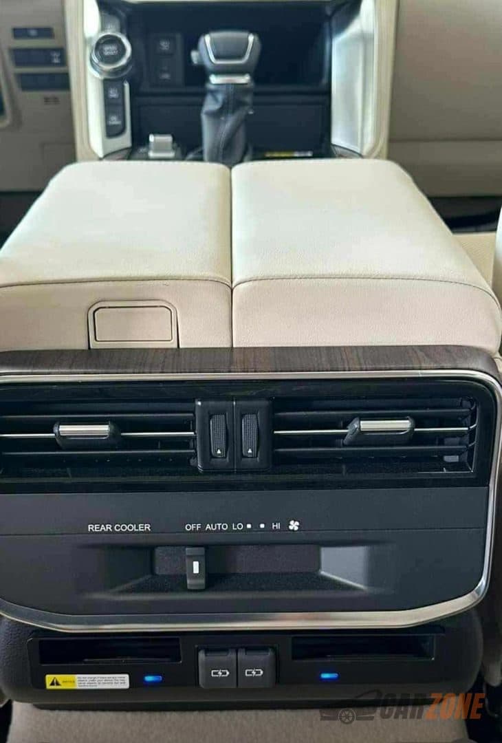 2025 تۆیۆتا لاند کروزەر GXR thumbnail 4