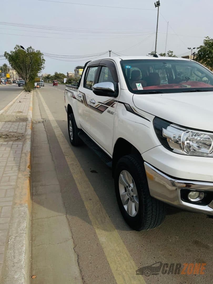 2019 تويوتا هايلوكس SR5 thumbnail 3