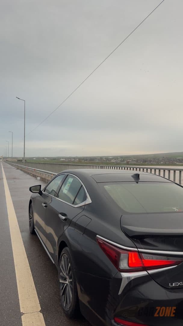 2023 لكزس إي إس Luxury thumbnail 3